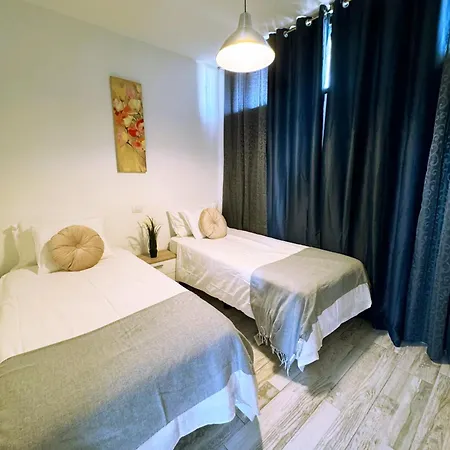 Bohemian Next To Yumbo Apartment